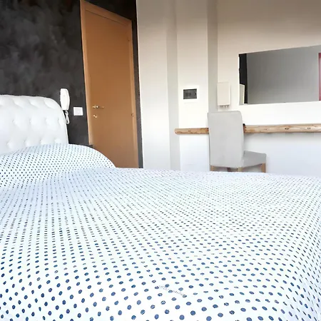 Bright In - 30 Sqm + Enclosed Garden Apartment *